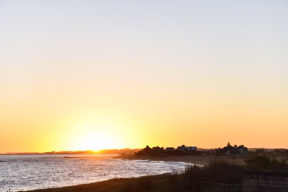Between Ocean and Wild Horizons, the Eclipse in Perspective
